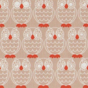 Puede incluir: Patrón repetitivo de ilustraciones de búhos blancos con detalles rojos sobre un fondo beige. Los búhos tienen ojos grandes y están posados sobre patas rojas. El diseño es simétrico y adecuado para tela o papel pintado.