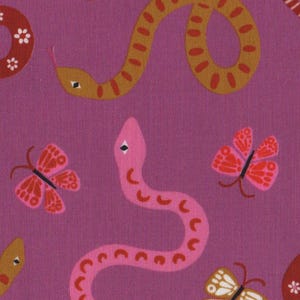 Può includere: Un tessuto con un motivo ripetuto di serpenti e farfalle colorati su sfondo viola. I serpenti sono in tonalità di rosa, marrone e giallo, mentre le farfalle sono rosse, rosa e bianche.