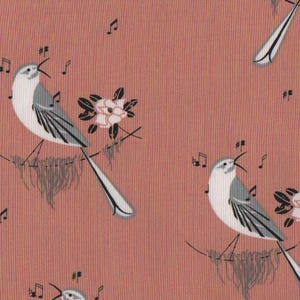 Puede incluir: Patrón repetitivo en tela con pájaros cantando con plumas blancas y grises, colas largas y notas musicales sobre un fondo rosa empolvado. Los pájaros están posados en ramas con pequeñas flores rosas.