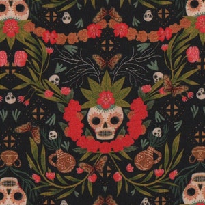 Könnte beinhalten: Ein schwarzer Hintergrund mit einem sich wiederholenden Muster aus Zucker Schädeln, Blumen, Schmetterlingen und anderen floralen Elementen. Die Zucker Schädel sind mit Blumen verziert und haben einen weißen Hintergrund.
