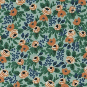 Może przedstawiać: Tkanina z powtarzającym się wzorem kwiatowym. Wzór przedstawia pomarańczowe i kremowe róże, małe niebieskie jagody i zielone liście na jasnym, morskim tle. Wzór jest gęsty i pokrywa całą powierzchnię.