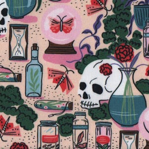Könnte beinhalten: Ein sich wiederholendes Muster mit Totenköpfen, Kristallkugeln, Stundengläsern, Gläsern, Flaschen, Pflanzen und Blumen in Rosa-, Grün-, Lila- und Blautönen. Das Design hat ein skurriles, mystisches Thema.