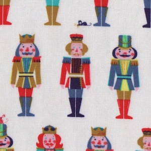 Op de afbeelding: Een witte achtergrond met een herhalend patroon van kleurrijke speelgoed soldaten-notenkrakers. De notenkrakers dragen verschillende gekleurde hoeden, uniformen en laarzen.