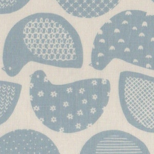 Puede incluir: Una tela blanca con un patrón repetitivo de pájaros estilizados azules. Los pájaros tienen diferentes patrones en sus cuerpos, incluyendo puntos, rayas y punto de cruz.