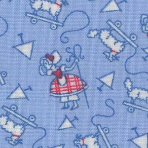 Pode incluir: Um tecido azul com um padrão repetido de uma menina com um vestido xadrez vermelho e branco puxando um cachorro branco em um skate. O cachorro tem uma coleira vermelha e uma cauda. O fundo é azul claro com triângulos brancos.