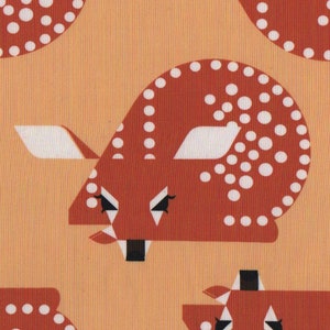 Puede incluir: Un patrón sin costuras que presenta ciervos estilizados con manchas blancas sobre un fondo naranja claro. Los ciervos son rojos con ojos y narices negros.