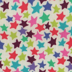 Könnte beinhalten: Ein Stoff mit einem sich wiederholenden Muster aus bunten Sternen in Rot-, Rosa-, Lila-, Blau-, Grün- und Türkistönen. Die Sterne sind auf einem cremefarbenen Hintergrund verstreut und erzeugen ein verspieltes und lebendiges Design.