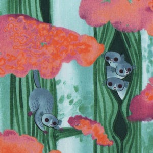 Könnte beinhalten: Ein skurriles Stoffdesign mit einer Waldszene mit stilisierten Bäumen und leuchtenden, korallenfarbenen wolkenartigen Formen. Graue, cartoonartige Tiere mit großen Augen sind in den Bäumen und Wolken eingebettet. Der Hintergrund ist helltürkis.