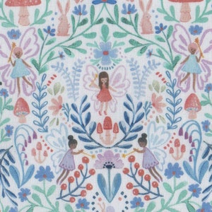 Może przedstawiać: Biała tkanina z powtarzającym się wzorem wróżek, kolibrów, grzybów, kwiatów i domków. Wzór jest w odcieniach niebieskiego, różowego, zielonego i czerwonego.