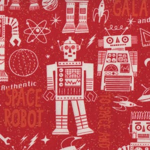 Puede incluir: Una tela roja con un patrón blanco repetitivo de varios robots, cohetes, planetas y formas geométricas. El texto "Authentic SPACE ROBOT" y "GALAXY and Beyond" está impreso en color naranja claro por todo el diseño.