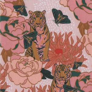 Può includere: Un motivo floreale rosa e bianco con crisantemi arancioni e tigri. Le tigri sono marroni e arancioni con strisce nere. Lo sfondo è rosa chiaro con punti bianchi.