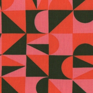 Puede incluir: Un patrón sin costuras que presenta formas geométricas en tonos de rosa y verde oscuro. El patrón incluye triángulos, cuadrados y semicírculos.