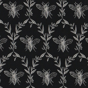 Puede incluir: Un patrón repetitivo en blanco y negro con abejas y hojas estilizadas. Las abejas están dibujadas en un estilo vintage y las hojas son simples y elegantes.