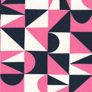 Puede incluir: Tela de patrón geométrico en rosa, blanco y azul marino. El patrón presenta cuadrados, triángulos y semicírculos.