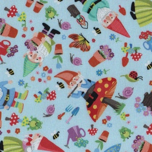 Może przedstawiać: Niebieski materiał z powtarzającym się wzorem krasnoludków, motyli, kwiatów i narzędzi ogrodniczych. Krasnoludki noszą czerwone czapki i niebieskie koszule. Motyle są pomarańczowe i czarne. Kwiaty są różowe, żółte i fioletowe. Narzędzia ogrodnicze są zielone i brązowe.