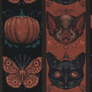 Op de afbeelding: Een herhalend patroon met Halloween-illustraties. Het ontwerp bevat zwarte katten met heksenhoeden, pompoenen, vleermuizen en motten. Het kleurenpalet bestaat uit zwart, oranje en bruin, met steraccenten.