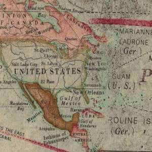 Op de afbeelding: Een vintage wereldkaart met een rode lijn die een route van Honolulu, Hawaï naar Yokohama, Japan, volgt. De kaart toont belangrijke steden en geografische kenmerken van Noord-Amerika, Midden-Amerika en delen van Azië. De tekst "8400 miles" is zichtbaar op de kaart.