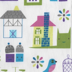 Puede incluir: Una tela colorida con un diseño caprichoso que presenta casas, pájaros, flores y bicicletas. La tela tiene un fondo blanco con varios tonos de azul, verde, rosa y amarillo. El texto "Butter Lane" está impreso en un edificio rosa.