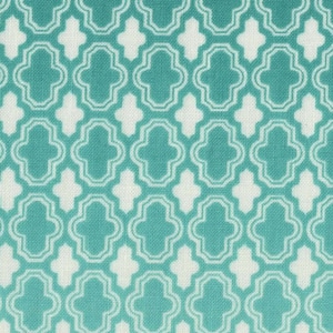 Könnte beinhalten: Nahaufnahme eines Stoffes mit sich wiederholendem Muster. Das Muster zeigt weiße Vierpassformen auf türkisfarbenem Hintergrund. Der Stoff hat ein strukturiertes Aussehen, was darauf hindeutet, dass er aus Baumwolle oder Leinen sein könnte. Dieses Design eignet sich für Polster oder Heimdekoration.