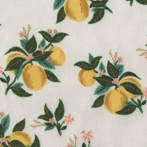 Może przedstawiać: Biała tkanina z powtarzającym się wzorem żółtych cytryn, zielonych liści i małych różowych kwiatów. Cytryny są zgrupowane, tworząc świeży i żywy design. Odpowiedni do różnych projektów krawieckich i rzemieślniczych.