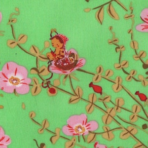 Op de afbeelding: Een stof met een heldergroene achtergrond met een bloemenpatroon. Roze bloemen met gele centra en bruine stelen en bladeren zijn verspreid over de stof. Een klein figuur zit in een bloem.