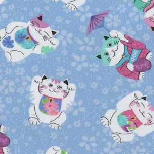 Pode incluir: Um tecido azul com um padrão repetido de estatuetas de gatos da sorte brancas. Os gatos estão segurando vários itens, incluindo guarda-chuvas, flores e moedas. O tecido tem um fundo azul claro com flores brancas.