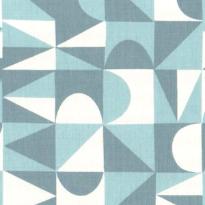 Puede incluir: Tela con un patrón geométrico en tonos azules, turquesas y blancos. El diseño presenta un patrón repetitivo de cuadrados, triángulos y semicírculos. La tela tiene una apariencia texturizada, lo que sugiere un material tejido.