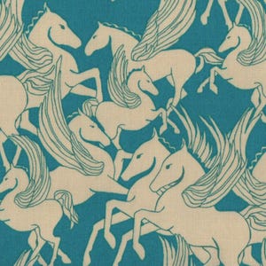 Puede incluir: Un patrón repetido de caballos alados color crema sobre un fondo turquesa. Los caballos se representan en varias poses, algunos con crines fluidas y alas detalladas. El diseño es adecuado para tela o papel pintado.