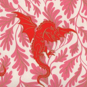 Può includere: Un motivo in tessuto con draghi rosso brillante dai contorni dorati, intervallati da uno sfondo denso di fogliame rosa su una base color crema. Il design ripetitivo mostra i draghi in varie posizioni di volo.