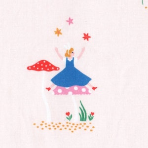 Puede incluir: Una niña con un vestido azul, mangas blancas y una diadema blanca está saltando sobre una seta rosa y blanca con lunares rojos. Está rodeada de pequeñas flores rosas y hojas verdes. Hay tres estrellas naranjas sobre su cabeza.