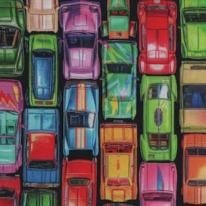 Op de afbeelding: Een levendig patroon van speelgoedauto's in verschillende kleuren, waaronder rood, groen, blauw en roze, dicht op elkaar geplaatst op een zwarte achtergrond. De auto's hebben verschillende ontwerpen en details, wat een speels en kleurrijk ontwerp creëert.