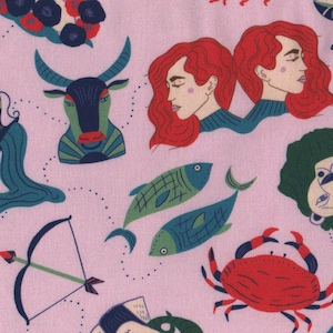 Könnte beinhalten: Ein hellrosa Stoff mit einem sich wiederholenden Muster von Tierkreiszeichen in verschiedenen Farben. Die Illustrationen umfassen eine rote Krabbe, einen grünen Stier und eine Frau mit rotem Haar. Das Design ist mit kleinen Kreisen versehen.