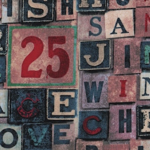 以下が含まれることがあります： 赤い正方形の中に数字の25が書かれたカラフルな背景。背景は、「サンタ」、「ジングル」、「ウィンター」、「クリスマス」、「ビリーブ」、「デセンバー」などの様々な文字で構成されています。