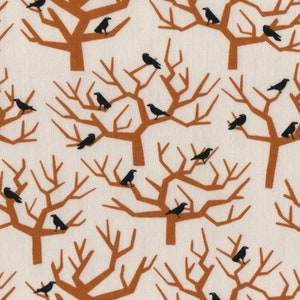 Op de afbeelding: Een naadloos patroon met bruine gestileerde bomen met zwarte vogels die op de takken zitten. De achtergrond is licht crèmekleurig.