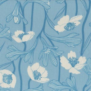 Könnte beinhalten: Hellblaues Blumenmuster mit weißen Blüten und blauen Zentren. Das Design umfasst stilisierte Blätter und glockenförmige Knospen, die ein sich wiederholendes botanisches Motiv bilden. Der Hintergrund ist einfarbig hellblau.