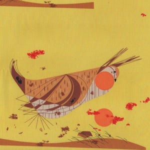 Op de afbeelding: Een herhalend patroon op een gele achtergrond met gestileerde vogels met bruine en witte veren, oranje wangvlekken en stekelige kuiven. Het ontwerp bevat oranje zonnen, bruine landschapselementen en rode abstracte vormen.