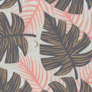 Puede incluir: Un patrón sin costuras que presenta grandes hojas tropicales de color gris oscuro con detalles dorados sobre un fondo blanco con patrones de hojas rosas y blancas.