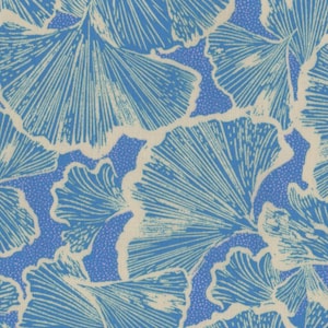 Puede incluir: Patrón repetitivo de hojas de ginkgo estilizadas en azul claro y blanco roto. Las hojas tienen una estructura detallada en forma de abanico, sobre un fondo azul punteado. El diseño recuerda a un textil o papel pintado.