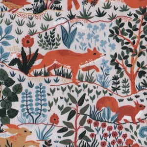 Può includere: Motivo di tessuto raffigurante una scena boschiva stravagante. Il design include volpi, scoiattoli e uccelli arancioni, insieme a conigli, fiori e fogliame nei toni del rosso, blu e verde, su sfondo bianco.