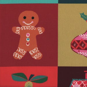Op de afbeelding: Een kleurrijk kerstpatroon met een peperkoekmannetje, een kerstbal en andere feestelijke elementen. Het ontwerp maakt gebruik van een rasterindeling met blokken in rood, roze, goud en teal. Het peperkoekmannetje is oranje met witte glazuurdetails.