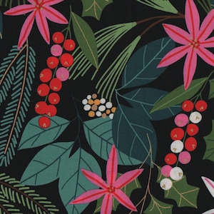 Pode incluir: Um fundo preto com um padrão repetitivo de flores rosa e vermelhas, folhas verdes e bagas vermelhas e brancas. O padrão lembra um design festivo.