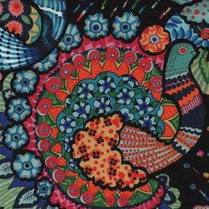 Può includere: Un tessuto colorato con un design di pavone. Il pavone è composto da varie forme e colori, tra cui blu, verde, rosso, arancione e giallo. Il tessuto è su uno sfondo nero.