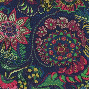 Könnte beinhalten: Ein lebendiger Stoff mit floralem Muster auf dunkelblauem Hintergrund. Der Stoff zeigt eine Vielzahl von Blumen in den Farben Rosa, Rot, Gelb und Grün. Die Blumen sind in einem wirbelnden, organischen Muster angeordnet.