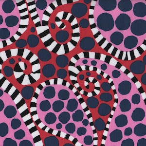 Op de afbeelding: Abstracte patroonstof met roze, blauwe en witte swirls en stippen op een rode achtergrond.