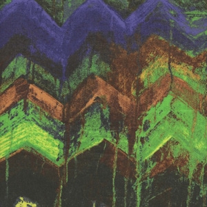 Könnte beinhalten: Abstraktes Gemälde mit strukturiertem Hintergrund. Das Gemälde zeigt eine Reihe von überlappenden, chevronförmigen Mustern in Grün-, Braun- und Lilatönen.