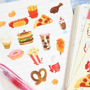 Folha de adesivos para cachorro de junk food | Alimentos fritos, comida fofa, fast food, adesivos para lanches, adesivos kawaii, adesivos para planejadores, cachorro-quente, scrapbooking