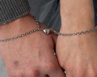 Conjunto de pulseiras de casal com coração magnético e corrente de aço inoxidável.