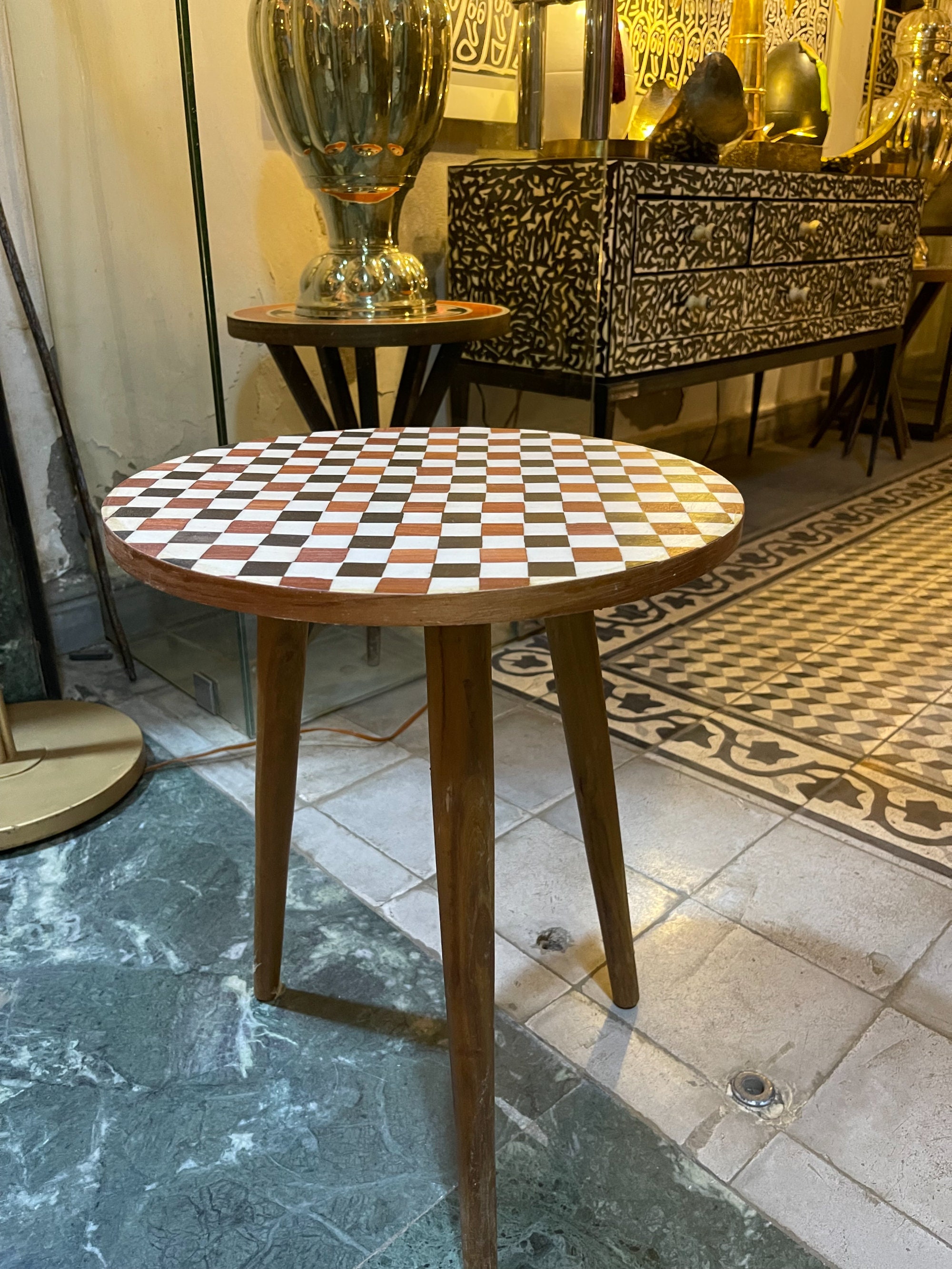 3 legged round table with glass top deals
