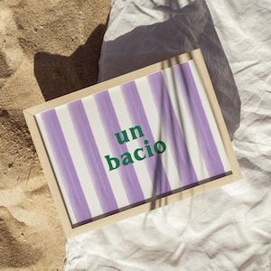 Affiche et carte postale à rayures violettes d'été | Un Bacio | Art italien | Impression d'art colorée | Style Dolce Vita | Déco Maison | Carte postale italienne