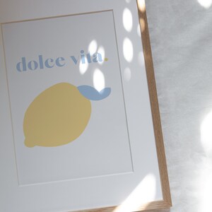 Cartel de impresión de arte Dolce Vita / Arte de pared / Ilustración minimalista / Impresión de limón azul cielo / Colores pastel / Home Deco / Arte de limón / Italia imagen 4